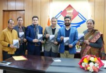 मुख्य सचिव राधा रतूड़ी ने पुस्तक ‘अंतस को घेरे जो सघन कुहासा’ का विमोचन किया।