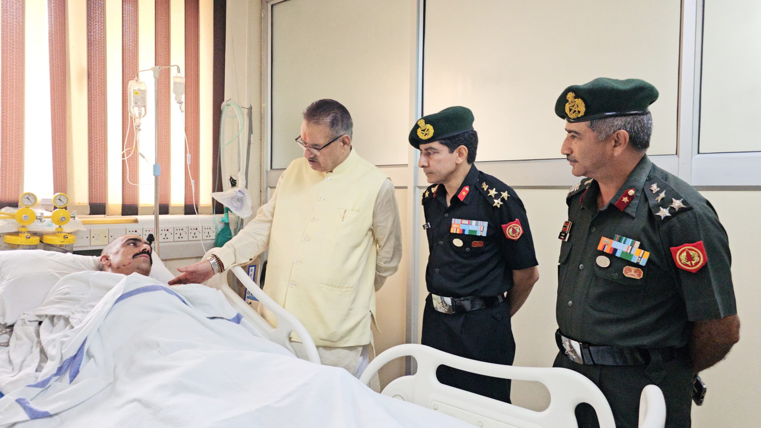 सैनिक कल्याण मंत्री गणेश जोशी ने देहरादून आर्मी अस्पताल में घायल सैनिकों का हाल जाना।