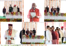 राज्यपाल लेफ्टिनेंट जनरल गुरमीत सिंह (से नि) ने शुक्रवार को लोक भवन में आयोजित शपथ ग्रहण समारोह में उत्तराखण्ड सरकार के मंत्रिपरिषद के नवनियुक्त मंत्रियों को पद एवं गोपनीयता की शपथ दिलाई।