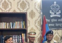 पदोन्नती पर एसएसपी देहरादून द्वारा पदोन्नत पुलिस अधिकारी को पद्दोन्नति पद के अलंकरण से किया अलंकृत।