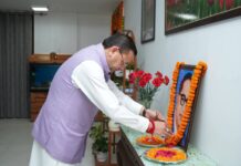 श्री बी आर अंबेडकर की तस्वीर पर उनकी जयंती के अवसर पर पुष्पांजलि अर्पित कर याद करते हुए श्री स्वामी ने कहा कि बाबा साहब का सम्पूर्ण जीवन सामाजिक समरसता, समानता एवं न्याय के आदर्शों की स्थापना के लिए समर्पित रहा।