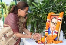 कबिनेट मंत्री रेखा आर्या ने डॉ. आंबेडकर को दी श्रद्धांजलि।
