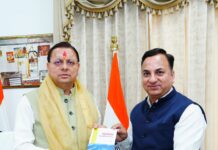 संयुक्त निदेशक के एस चौहान ने मुख्यमंत्री को भेंट की अपनी पुस्तक।