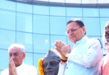 स्वर्गीय हेमवती नंदन बहुगुणा की 107वीं जयंती के अवसर पर उनकी प्रतिमा पर माल्यार्पण कर उन्हें भावपूर्ण श्रद्धांजलि अर्पित की।