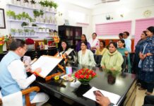 प्रदेश के विभिन्न महिला संगठन के प्रतिनिधि मंडलों की अध्यक्षता के अध्यक्ष श्रीमती रेखा नेगी के नेतृत्व में भेंट कर अपनी विभिन्न मांगों से अवगत कराया।