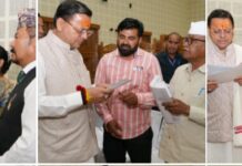 प्रदेश के विभिन्न स्थानों से आए लोगों की समस्याओं को मुख्य सेवक सदन में बैठकर मुख्यमंत्री श्री धामी ने सुना और अधिकारियों को दिए सूरत समाधान के लिए आवश्यक दिशा निर्देश।