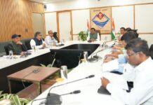 मुख्य सचिव श्री आनन्द बर्द्धन ने मंगलवार को जिलाधिकारियों के साथ वीडियो कॉन्फ़्रेंसिंग के माध्यम से विभिन्न बिंदुओं पर चर्चा कर महत्त्वपूर्ण दिशा निर्देश दिए।