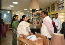 मुख्य सचिव आनन्द बर्द्धन ने विद्यालय, आंगनबाड़ी केन्द्र, पुस्तकालय एवं खेल सुविधाओं का किया निरीक्षण।
