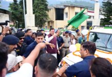 भीमताल भ्रमण के दौरान मुख्यमंत्री श्री पुष्कर सिंह धामी ने नए कूड़ा वाहनों को हरी झंडी दिखाकर किया रवाना।