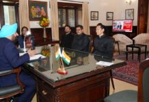 विशेष ग्रहण प्रशिक्षण कार्यक्रम के तहत राज्यपाल श्री गुरमीत सिंह को सौंपा गड़ना फॉर्म।