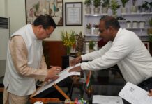 मुख्य निर्वाचन अधिकारी ने मुख्यमंत्री श्री धनी को सोपा विशेष ग्रहण परीक्षण फॉर्म।