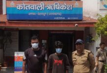 सार्वजनिक स्थानो पर हुड़दंग करने वाले दो को दून पुलिस से सिखाया सबक।