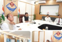 मुख्य सचिव श्री आनन्द बर्द्धन ने मंगलवार को सचिवालय में जिलाधिकारियों के साथ वीडियो कॉन्फ्रेंसिंग के माध्यम से बैठक ली।