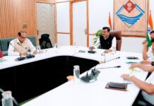 मुख्य सचिव श्री आनन्द बर्द्धन ने मंगलवार को सचिवालय से वीडियो कांफ्रेसिंग के माध्यम से जिलाधिकारियों के साथ बैठक की गई।।