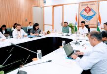 मुख्य सचिव आनंद वर्धन ने आज उत्तराखण्ड दौरे पर आए नीति आयोग के सदस्य डॉ. एम. श्रीनिवास एवं उनकी टीम का पुष्प गुच्छ देकर स्वागत किया।