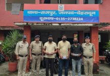 चोरी की घटना में शामिल 03 शातिर चोरों को ₹100000 नगदी एवं अन्य सामान के साथ पुलिस ने किया गिरफ्तार।