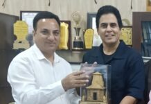 फिल्म अभिनेता अमन वर्मा ने की फिल्म विकास परिषद के नोडल अधिकारी से भेंट।