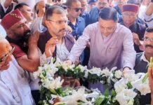 मुख्यमंत्री श्री धामी ने आज रविवार को कांग्रेस सरकार में रहे पूर्व कैबिनेट मंत्री स्वर्गीय हीरा सिंह बिष्ट के निधन पर उनके निजी आवास पहुंचकर उनके परिवार को ढांढस दिलाते हुए दी श्रद्धांजलि।