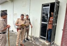 जानलेवा हमले के अभियोग मे फरार अभियुक्त की संपत्ति कुर्की की उदघोषणा करने ढोल बजा कर उसके घर पहुँची दून पुलिस।