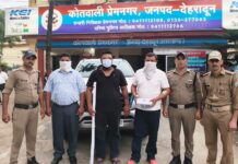 सार्वजनिक स्थान मारपीट कर हुड़दंग करने वाले 03 अभियुक्तों को दून पुलिस ने किया गिरफ्तार।