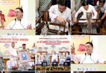 राष्ट्रीय हथकरघा दिवस पर मुख्यमंत्री धामी ने उत्कृष्ट बुनकरों और हस्तशिल्प कारीगरों को किया सम्मानित।