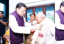 मुख्यमंत्री धामी ने 15 अगस्त की पूर्व संध्या पर शहीद अमित कुमार अणथ्वाल के परिजनों से की भेंट, किया सम्मानित।