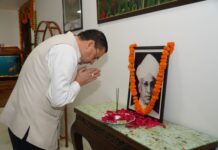 मुख्यमंत्री श्री पुष्कर सिंह धामी ने शिक्षक दिवस के अवसर पर मुख्यमंत्री आवास में महान शिक्षाविद् एवं पूर्व राष्ट्रपति ‘भारत रत्न’ डॉ. सर्वपल्ली राधाकृष्णन के चित्र पर श्रद्धासुमन अर्पित कर उनका भावपूर्ण स्मरण किया।