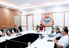 मुख्य सचिव श्री आनन्द बर्द्धन की अध्यक्षता में जिलाधिकारियों के साथ वीडियो कॉन्फ्रेंसिंग के माध्यम से बैठक हुई।