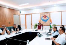 मुख्य सचिव श्री आनन्द बर्द्धन की अध्यक्षता में जिलाधिकारियों के साथ वीडियो कॉन्फ्रेंसिंग के माध्यम से बैठक हुई।