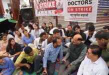 मंत्री सुबोध उनियाल ने दून अस्पताल पहुंचकर पीजी, एसआर और जेआर डॉक्टरों को दिया स्टाइपेंड बढ़ाने का भरोसा, धरना स्थगित।