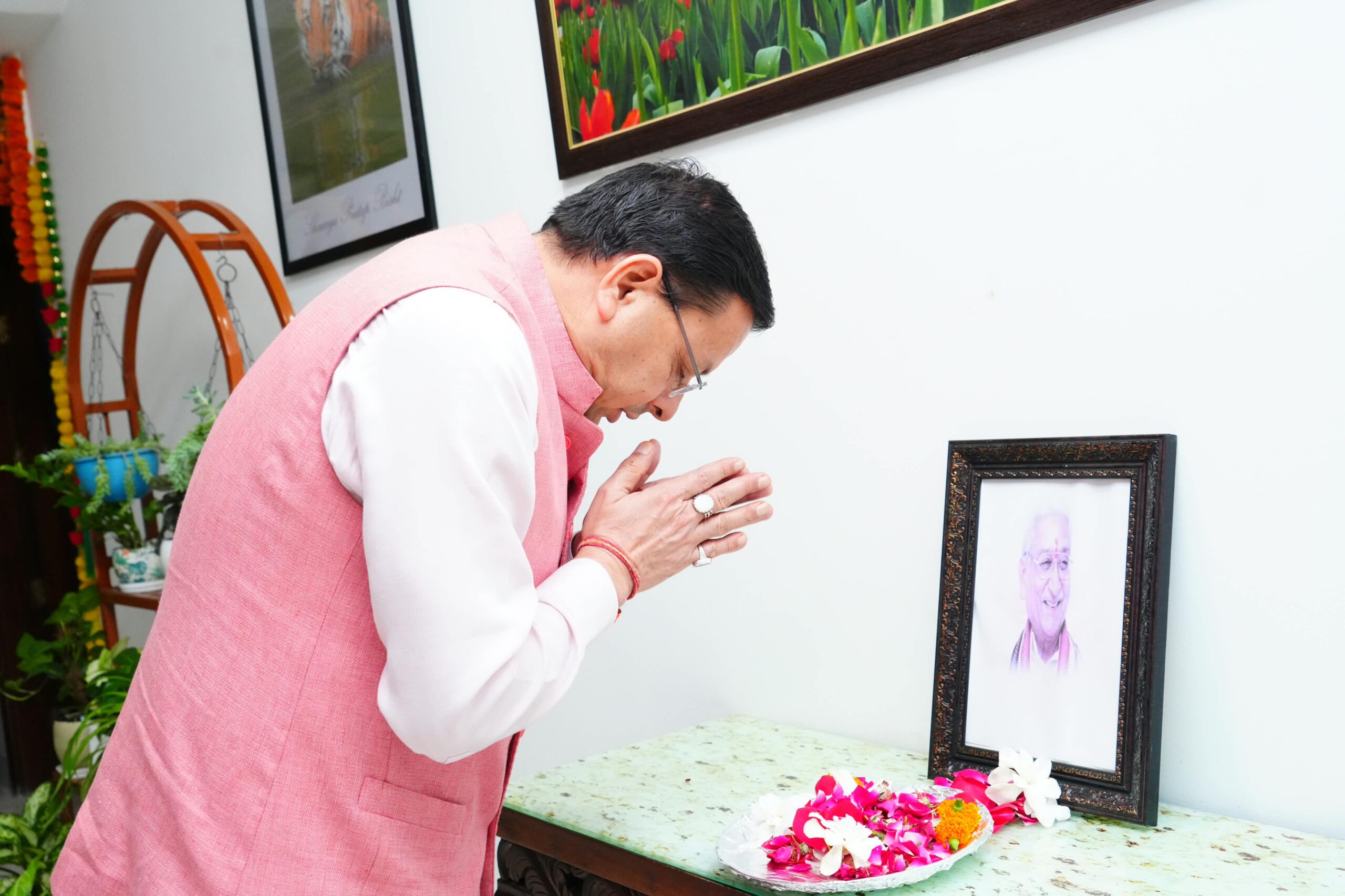 मुख्यमंत्री श्री पुष्कर सिंह धामी ने रविवार को स्वर्गीय अशोक सिंघल की जन्म शताब्दी के अवसर पर मुख्यमंत्री आवास में उनके चित्र पर श्रद्धासुमन अर्पित कर उनका भावपूर्ण स्मरण किया।
