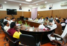 सफाई कर्मचारियों के अधिकारों एवं कल्याणकारी योजनाओं के प्रभावी क्रियान्वयन को लेकर आयोग के अध्यक्ष ने की समीक्षा बैठक।