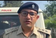 एक को बचाने की कोशिश में दुर्घटनावश दूसरे की जान लेकर पलटा ट्रक. जाँच जारी.