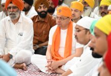 सेवा संकल्प अभियान’ के तहत नानकमत्ता पहुंचे मुख्यमंत्री धामी, स्वच्छता अभियान में किया श्रमदान।