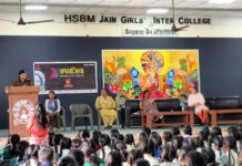 छात्राओं के बीच पहुँचकर पुलिस में उन्हें साइबर व महिला अपराधों के प्रति किया जागरूक।