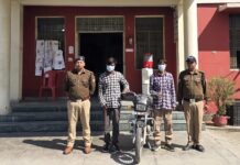 वाहन चोरी की घटना को अंजाम देने वाले 02 शातिर वाहन चोरों को पुलिस ने किया गिरफ्तार।