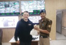 अमेरिकन पर्यटक का खोया हुआ बैग ढूंढकर पुलिस ने किया सकुशल उनके सुपुर्द।