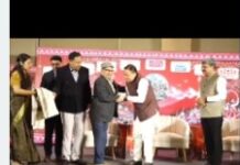 मुख्यमंत्री धामी ने अपने शिक्षकों के चरण स्पर्श कर लिया आशीर्वाद, वर्षों बाद गुरु-शिष्य के मिलन का भावुक क्षण बना यादगार।
